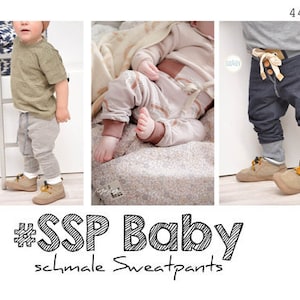 Könnte beinhalten: Drei Kinder tragen verschiedene Arten von Hosen. Das erste Kind trägt graue Jogginghosen, das zweite Kind trägt beige Jogginghosen und das dritte Kind trägt blaue Jeans mit einem Stern auf der Gesäßtasche. Der Text #SSP Baby schmale Sweatpants befindet sich am unteren Rand des Bildes.
