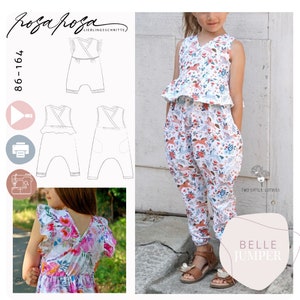 Könnte beinhalten: Ein Schnittmuster für einen Mädchen-Jumpsuit mit Rüschen am Ausschnitt und einem V-förmigen Rücken. Das Schnittmuster heißt "Belle Jumper" und stammt von der Marke "Two Little Lotties".