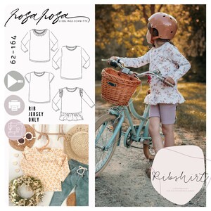 Könnte beinhalten: Ein Schnittmuster für ein langärmliges Shirt mit Rüschendetail. Das Schnittmuster heißt "Ribshirt" und ist für Rippjersey-Stoff konzipiert. Das Schnittmuster wird auf weißem Hintergrund mit einer Zeichnung des Shirts in verschiedenen Ansichten gezeigt. Das Schnittmuster wird auch auf einem Mädchen gezeigt, das das Shirt trägt und Fahrrad fährt.