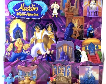 Op de afbeelding: Een kleurrijk kartonnen display met personages uit de Disney-film Aladdin en de Koning der Dieven. Het display toont een verscheidenheid aan speelgoed, waaronder Aladdin, Jasmine, Abu en Jafar. Elk speelgoed wordt geleverd met zijn eigen avonturenscene. Het display is paars en heeft een verscheidenheid aan kleuren en texturen.