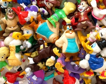 Pode incluir: Uma coleção de figuras de plástico coloridas de personagens de desenhos animados, incluindo patos, ursos e esquilos. As figuras estão todas em várias poses e têm uma variedade de expressões em seus rostos.