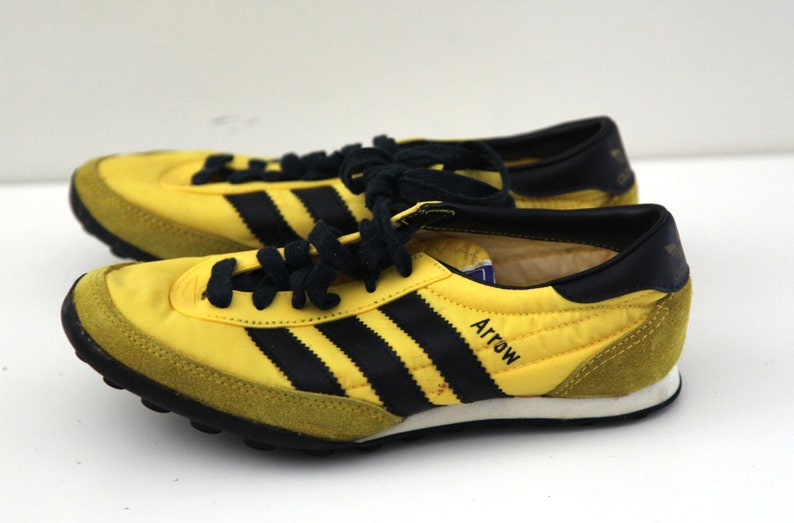 Vintage 80er Adidas Schuhe laufen Jogger Pfeil neuen jungen 4 Kinder, gelb, schwarz Vintage 80er Adidas Schuhe laufen Jogger Pfeil neuen jungen 4 Kinder, gelb, schwarz