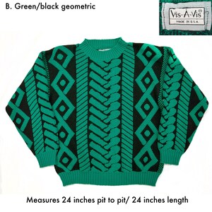 Pode incluir: Camisola com padr&atilde;o geom&eacute;trico verde e preto. A camisola tem gola redonda e mangas compridas. O design inclui padr&otilde;es de losangos e espinha de peixe. A etiqueta diz "Vis-A-Vis MADE IN U.S.A." A camisola mede 61 cm de axila a axila e 61 cm de comprimento.