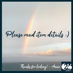K&ouml;nnte beinhalten: Ein Regenbogen spannt sich &uuml;ber ein Gew&auml;sser mit einem bew&ouml;lkten Himmel. Der Text "Please read item details :)" ist in schwarzer Kursivschrift geschrieben. Unter dem Regenbogen steht der Text "Thanks for looking! - Annie 216 vintage. Modern." in schwarzer Kursivschrift.