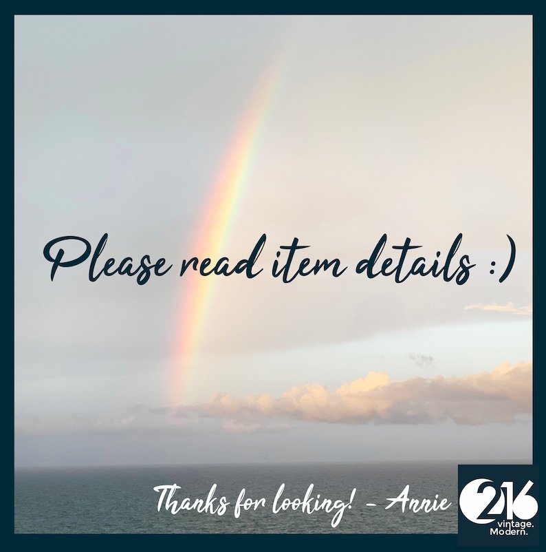 K&ouml;nnte beinhalten: Ein Regenbogen spannt sich &uuml;ber ein Gew&auml;sser mit einem bew&ouml;lkten Himmel. Der Text "Please read item details :)" ist in schwarzer Kursivschrift geschrieben. Unter dem Regenbogen steht der Text "Thanks for looking! - Annie 216 vintage. Modern." in schwarzer Kursivschrift.