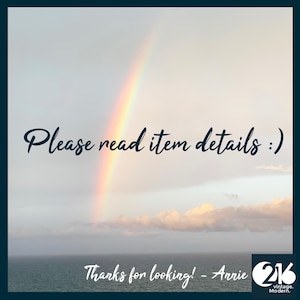 以下が含まれることがあります： 雲の間にかかる鮮やかな虹と海と空の景色。中央に「Please read item details :)」というテキストがあり、「Thanks for looking! - Annie」というテキストが「216 vintage. Modern.」のロゴの上に配置されています。