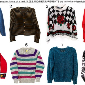 Pode incluir: Uma cole&ccedil;&atilde;o de oito camisolas &uacute;nicas. Os designs incluem uma camisola azul de malha, um cardigan &agrave;s riscas, uma camisola com rosas, uma camisola vermelha com detalhes pretos, uma camisola com um urso de peluche, uma camisola &agrave;s riscas, uma camisola turquesa e uma camisola preta e cinzenta.