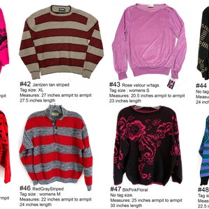Pode incluir: Cole&ccedil;&atilde;o de camisolas vintage em v&aacute;rias cores e padr&otilde;es. Inclui uma camisola magenta com um desenho de drag&atilde;o, uma camisola listrada bege, uma camisola de veludo rosa e uma camisola preta com um desenho floral. As medidas variam.