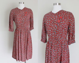 Robe rouge à motif cachemire des années 40 | Petit tour de taille de 26 pouces