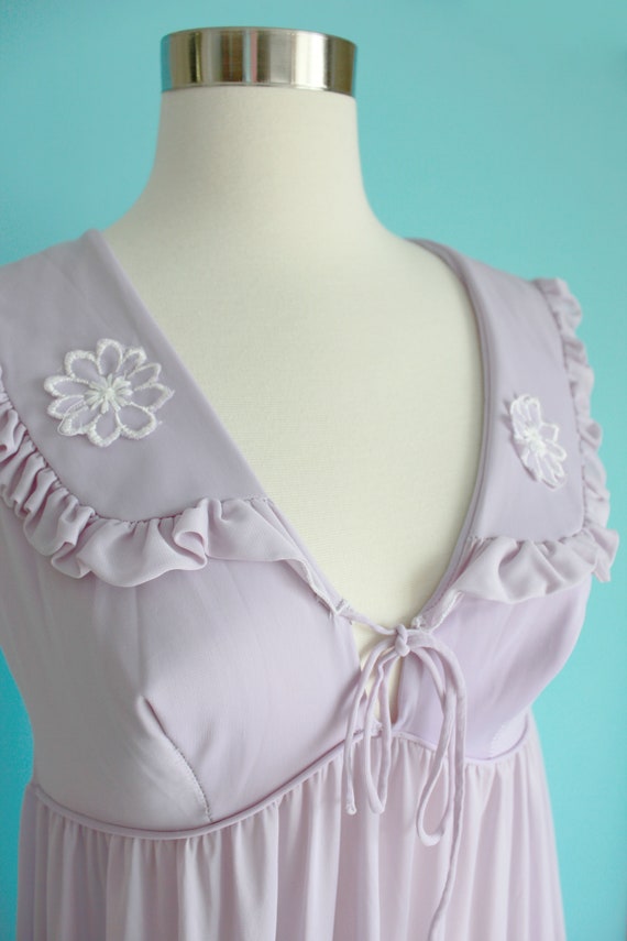 1960s Lilac Daisy Embroidered Nylon Nightgown | S… - image 4