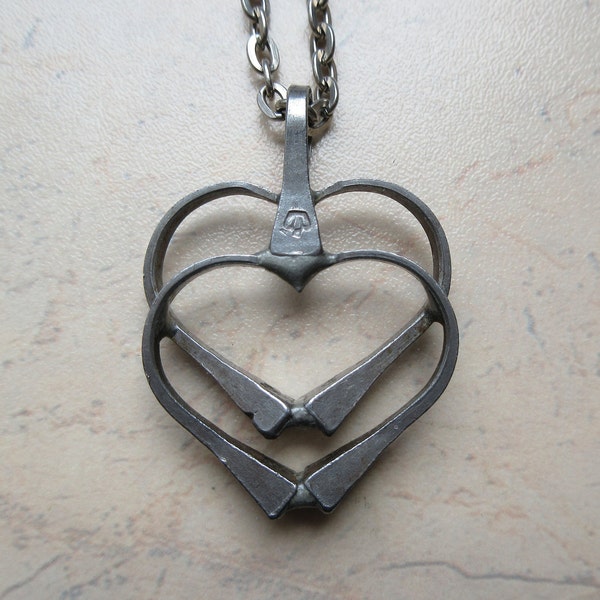 Pendentif en acier double cœur en fer à cheval et chaîne en métal, bijoux équestres faits à la main, accessoires signés pour les amoureux des chevaux