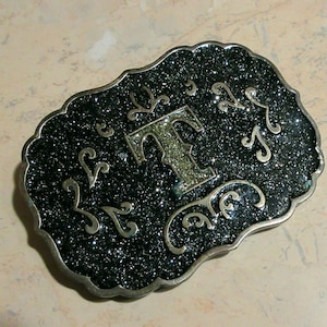 Hebilla vintage con letra "T" esmaltada y brillante, estilo vaquero, estilo rancho tejano.