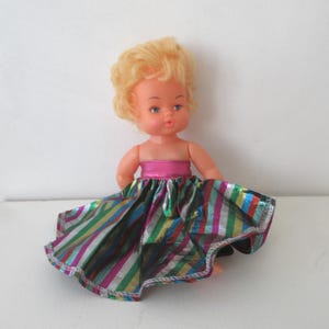 1970er Jahre.Vintage Hong Kong Plastikpuppe Lateinische Tafeta Kleid ,22 cm.