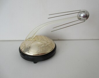 Vintage jaren 1957 Sovjet-SPUTNIK USSR Desk Top muziekdoos ruimte zeer zeldzaam & collectible