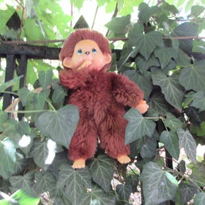 Grande poupée singe Monchhichi vintage des années 1980 : fourrure tissée au henné, tétine, 25 cm