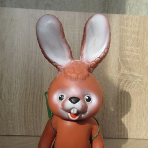 Figurine vintage en caoutchouc de lapin de Pâques, 22 cm. image 2