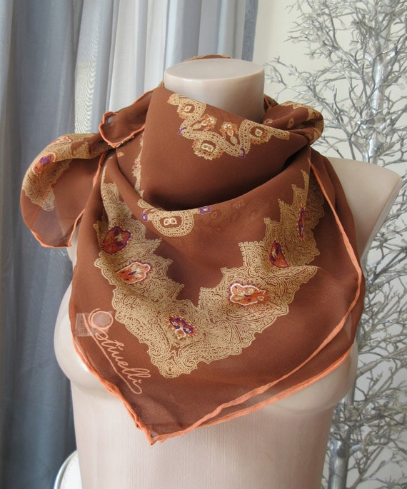 Foulard Carré Vintage OSTINELLI En Soie 100% - Dimensions 75x78 Cm - Couleur Beige - Occasion