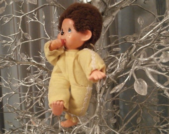 vintage Friend MONCHICHI MONCHHICHI, combinaison jaune, succion de la tétine, fin des années 70