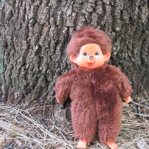 Grande poupée singe Monchhichi vintage des années 1980 : fourrure tissée au henné, tétine, 26 cm