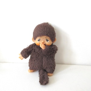 Vintage80s. Colgante Monchichi Niño Mono Colgante Muñeca Chupándose el Dedo, 11 cm.