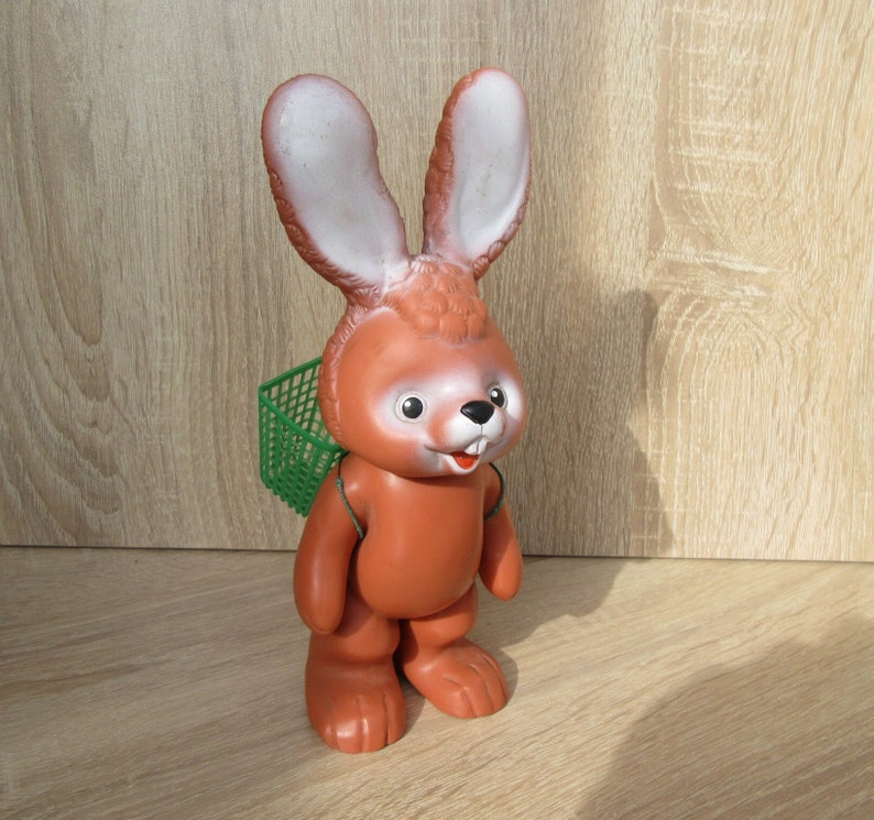 Figurine vintage en caoutchouc de lapin de Pâques, 22 cm. image 4