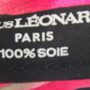 May include: A black label with white text that reads "Tissus L&eacute;onard Paris 100% Soie".