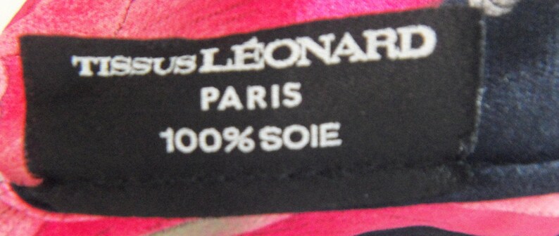 May include: A black label with white text that reads "Tissus L&eacute;onard Paris 100% Soie".