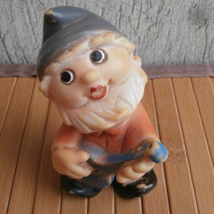 Quietschzwerg Troubadour, Gummizwerg Quetschspielzeug, Mandoline spielend, West Germany Ende 50er Jahre