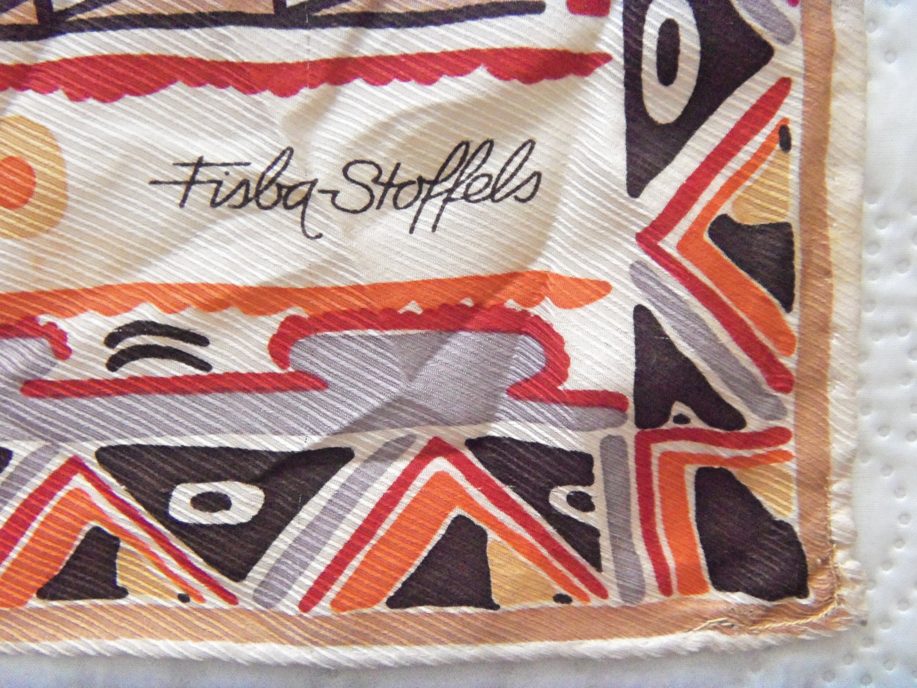 Foulard Vintage Fisba Stoffels En Soie 100% – Motifs Blanc Et Noir – 67 X 68 Cm – Occasion