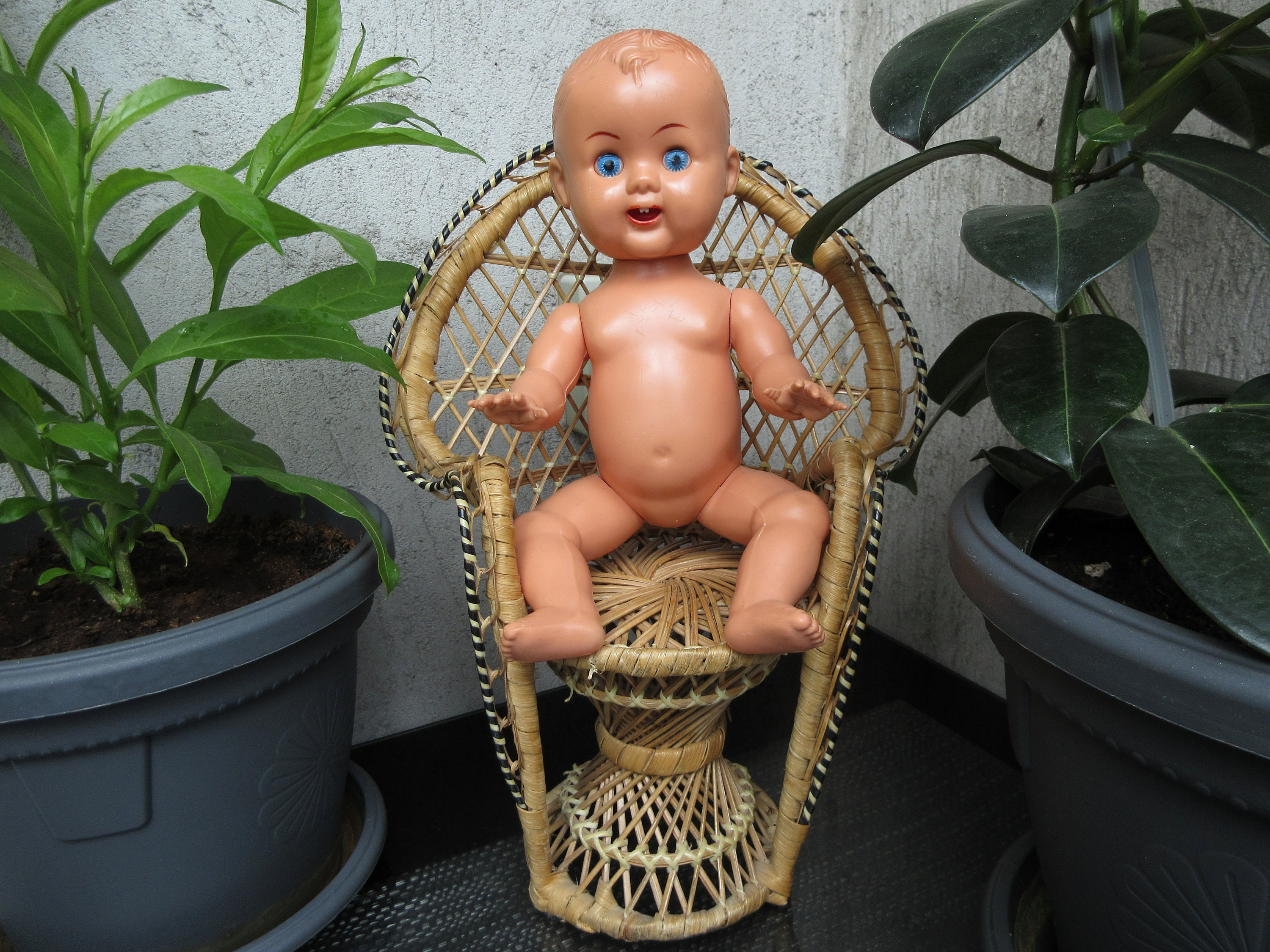 Bambola vintage Kader: celluloide e plastica anni '60, occhi che dormono, lingua che schiocca
