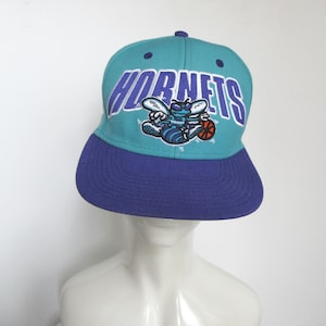 Gorra snapback de lana bicolor de los Charlotte Hornets – Ropa NBA de los 90 (Talla única) de Mitchell & Ness