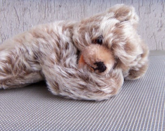 HERMANN TEDDY ORIGINEEL Mohair liggend knijpbeer piep, glazen ogen West-Duitsland eind jaren 50