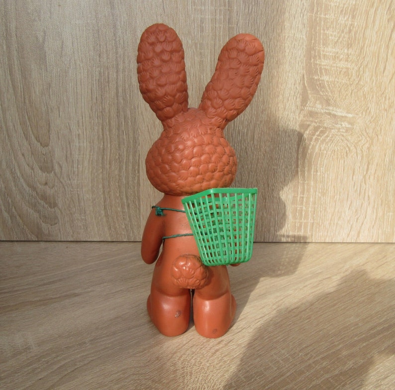 Figurine vintage en caoutchouc de lapin de Pâques, 22 cm. image 6