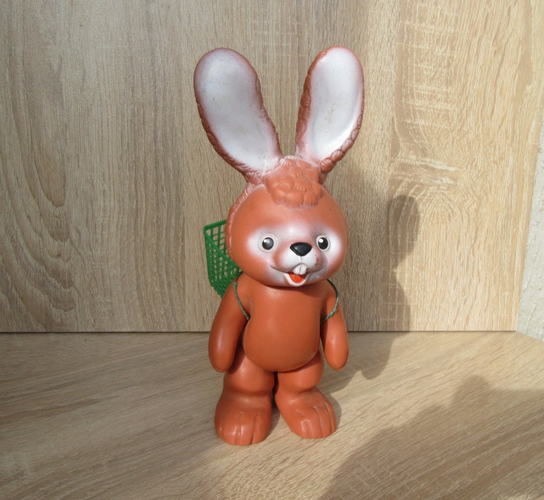 Figurine vintage en caoutchouc de lapin de Pâques, 22 cm. image 1