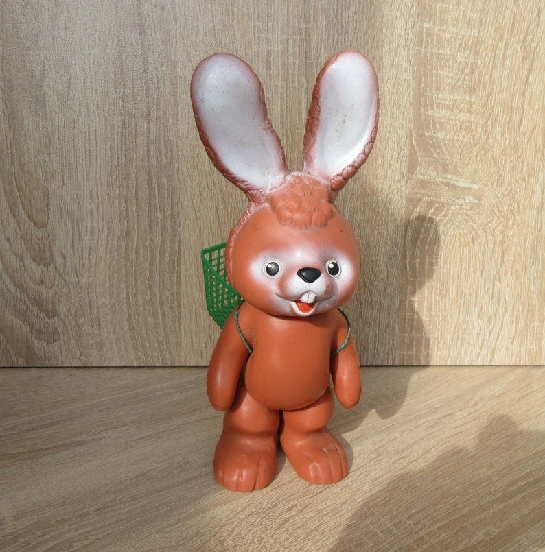 Figurine vintage en caoutchouc de lapin de Pâques, 22 cm. image 10