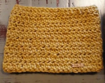 Dikke goudgele gehaakte colsjaal