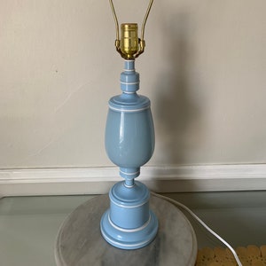 Lampada vintage media in metallo e vetro azzurro senza paralume