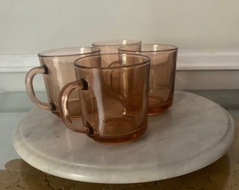 Juego de 4 tazas vintage de vidrio prensado rosa, fabricadas en Indonesia.