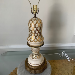 Lámpara alta antigua de cerámica color crema y dorado con base de latón