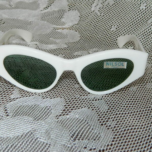 White Vintage 1960s Mod Cat's Eye Sunglasses