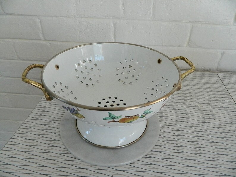 Vintage Herb Garden Container Shabby Chic Colander Retro White Metal Colander with Fruit Decals Vintage Metal Strainer