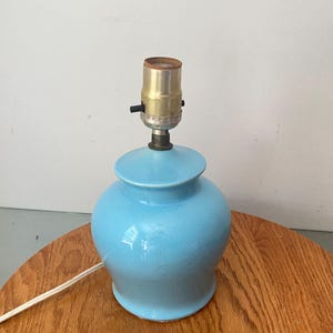 Petite lampe de table vintage sans abat-jour en pot de gingembre en céramique bleue