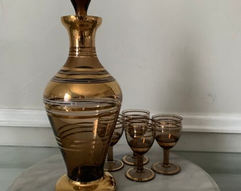 Juego de 5 decantadores y copas de licor MCM en color marrón ahumado con rayas doradas