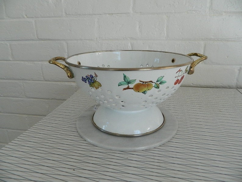 Vintage Herb Garden Container Shabby Chic Colander Retro White Metal Colander with Fruit Decals Vintage Metal Strainer