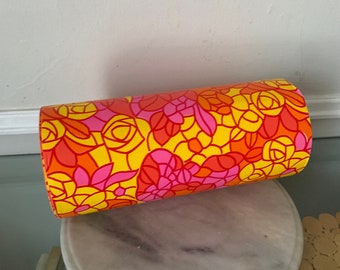 Vintage helder geel oranje en roze bloemen inpakpapier op houten spoel