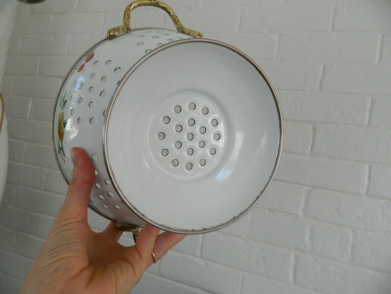 Vintage Herb Garden Container Shabby Chic Colander Retro White Metal Colander with Fruit Decals Vintage Metal Strainer