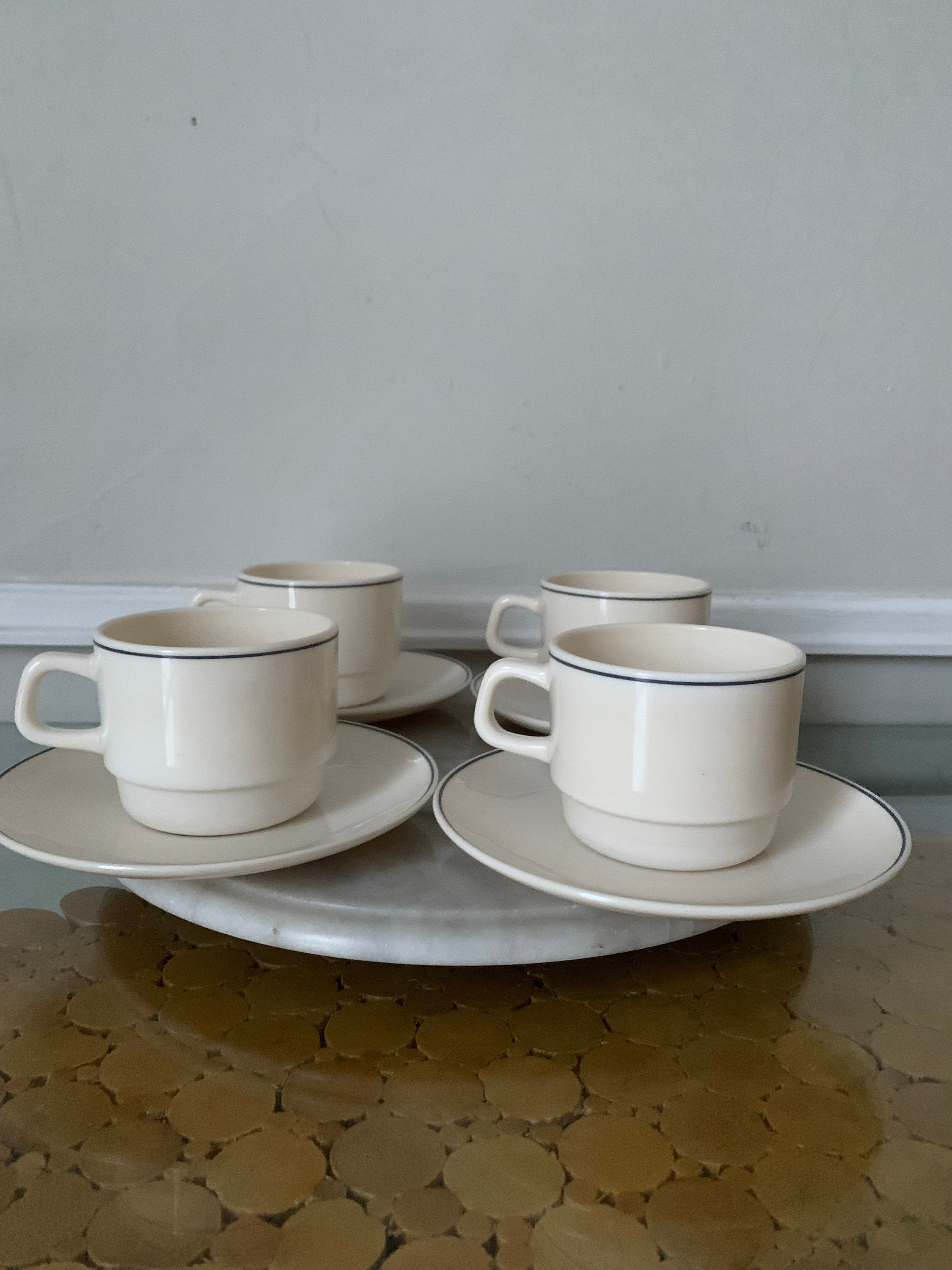 Ensemble De 4 Tasses Avec Soucoupes Arcopal France - Modèle Vieux Tacots Vintage Blanc En Verre - Occasion