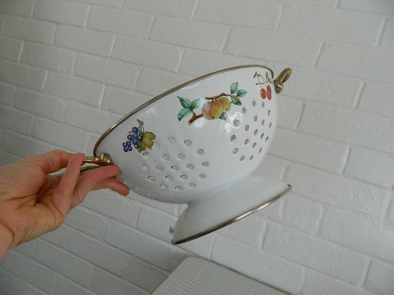 Vintage Herb Garden Container Shabby Chic Colander Retro White Metal Colander with Fruit Decals Vintage Metal Strainer