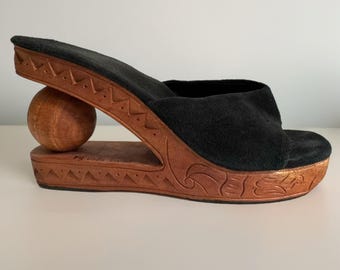 Sandalias de cuña con tacón de bola de madera tallada vintage, de ante, estilo boho escultural, de Isla Lader.