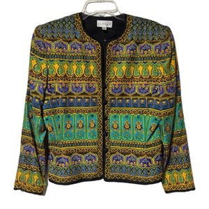 Pode incluir: Casaco estampado com acabamento preto. O casaco apresenta um design vibrante com motivos paisley e florais amarelos, verdes e azuis. A etiqueta diz "Papelle".